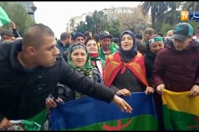 شاهد..عجايز “تيزي وزو” دايرة حالة في مسيرة الجمعة الخامسة لرحيل النظام