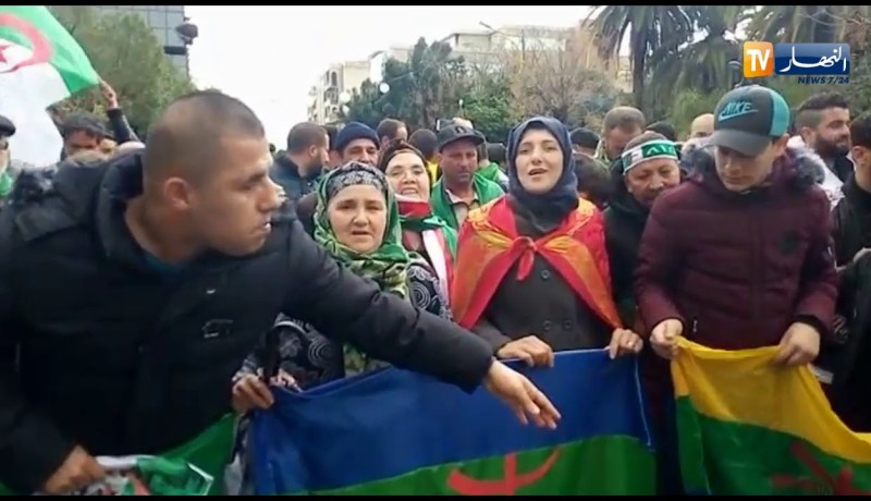 شاهد..عجايز “تيزي وزو” دايرة حالة في مسيرة الجمعة الخامسة لرحيل النظام