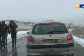 باتنة: تساقط الثلوج يسبب العرقلة في حركة المرور