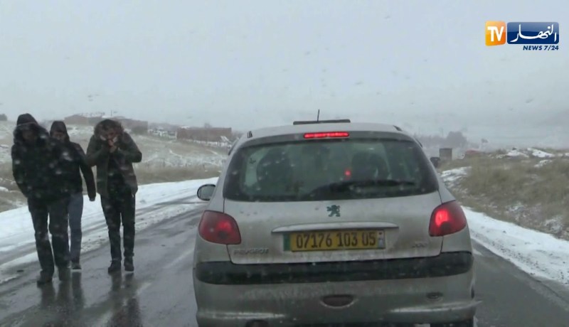 باتنة: تساقط الثلوج يسبب العرقلة في حركة المرور