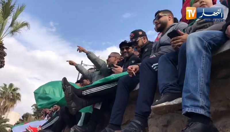 وهران: شباب وهران يخرجون في مسيرات سلمية بشعار “إرحلوا”