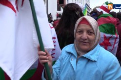 المتظاهرون بصوت واحد.. تصب الشتا.. يصب الحجر معاك يا بلادي للأخير