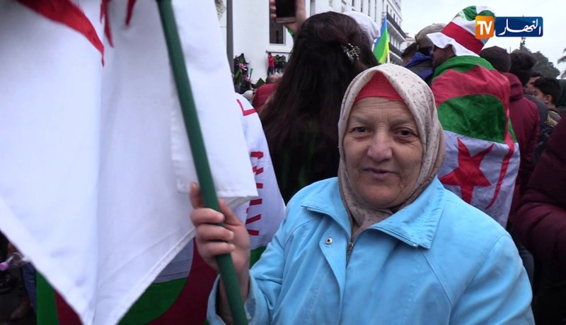 المتظاهرون بصوت واحد.. تصب الشتا.. يصب الحجر معاك يا بلادي للأخير