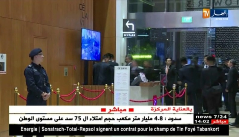 الزعيم كيم يونغ أون يتجول في شوارع سنغافورة برفقة حرسه الشخصي