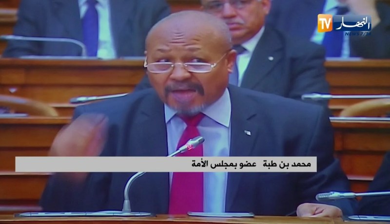 شاهد سيناتور يقدم درس في اللغة العربية لمجلس الأمة بسبب الأخطاء النحوية في مشروع قانون