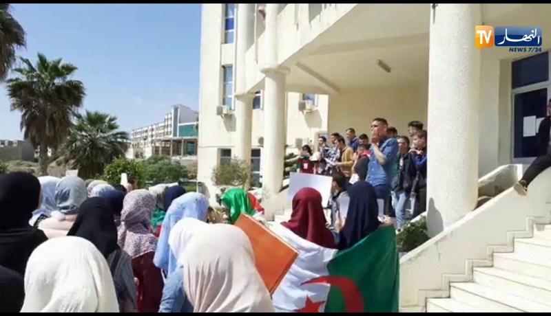 سكيكدة/ مسيرة لطلبة جامعة “20 أوت” بشعار..”سنسير سنسير حتى يحدث التغيير”