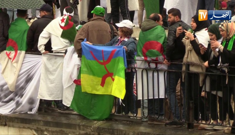 الحراك الشعبي: التنوع الثقافي للجزائريين ينصهر تحت راية واحدة “العلم الوطني”