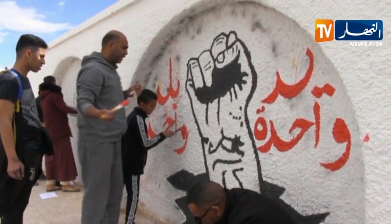 بسكرة: شباب متطوع يقوم بعملية تهيئة لساحة العربي بن مهيدي