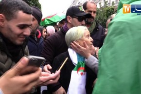 مسيرات: أخت الشهيد العربي بن مهيدي حاضرة في جمعة الرحيل