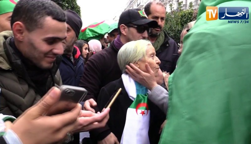 مسيرات: أخت الشهيد العربي بن مهيدي حاضرة في جمعة الرحيل