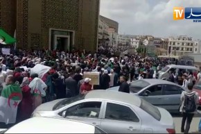 قسنطينة : مسيرة سلمية حاشدة لطلبة وأساتذة الجامعات