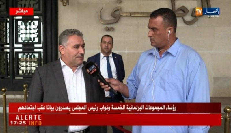 مقر البرلمان: الوقفة الإحتجاجية تعبر عن الموقف الثابت لنواب الأغلبية بتقديم إستقالة السعيد بوحجة