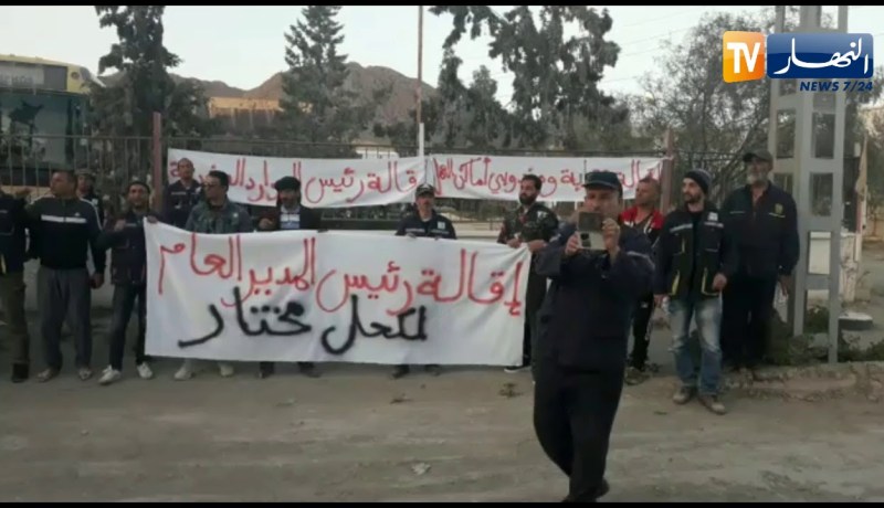 تبسة : تواصل إحتجاج عمال المركب المنجمي جبل العنق ببئر العاتر للأسبوع الثاني