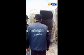 النيران تلتهم سيارة نفعية في النعامة