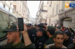 شاهد..كاميرا النهار ترصد عملية نقل الإخوة “كونيناف” إلى محكمة سيدي امحمد !!