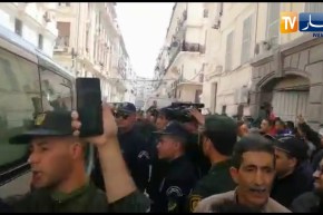 شاهد..كاميرا النهار ترصد عملية نقل الإخوة “كونيناف” إلى محكمة سيدي امحمد !!