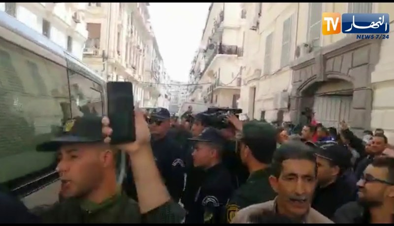 شاهد..كاميرا النهار ترصد عملية نقل الإخوة “كونيناف” إلى محكمة سيدي امحمد !!