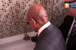 والي العاصمة يجرب حنفيات المدارس