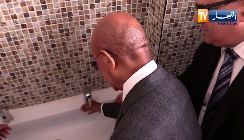 والي العاصمة يجرب حنفيات المدارس