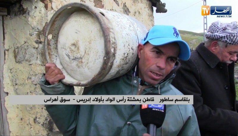 سوق أهراس: سكان مشتة راس الواد الجبلية يلجؤون للإحتطاب في ظروف قاسية