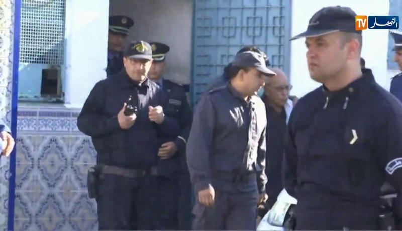 شاهد..لحظة مغادرة المجاهد “لخضر بورقعة” سجن الحراش