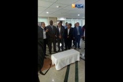 وزير السياحة يرفض الجلوس إحتراما للحضور