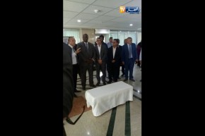 وزير السياحة يرفض الجلوس إحتراما للحضور