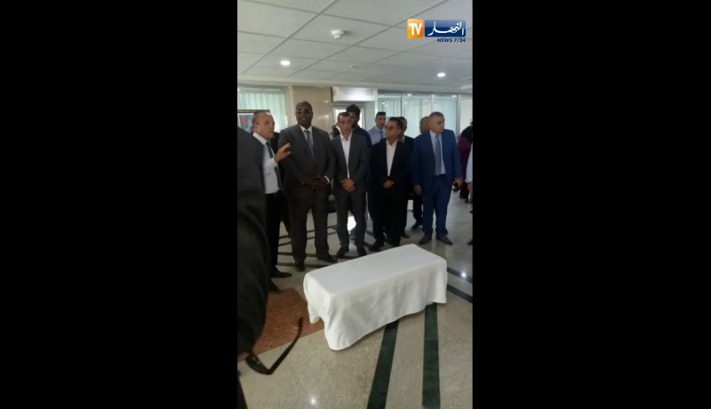 وزير السياحة يرفض الجلوس إحتراما للحضور