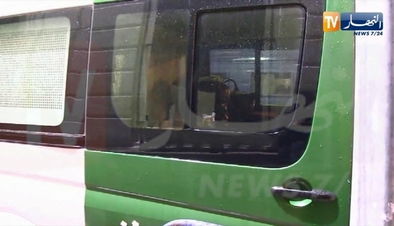 شاهد ملابس وأغراض الإخوة كونيناف تركوها في سيارة الدرك الوطني التي نقلتهم إلى محكمة سيدي امحمد