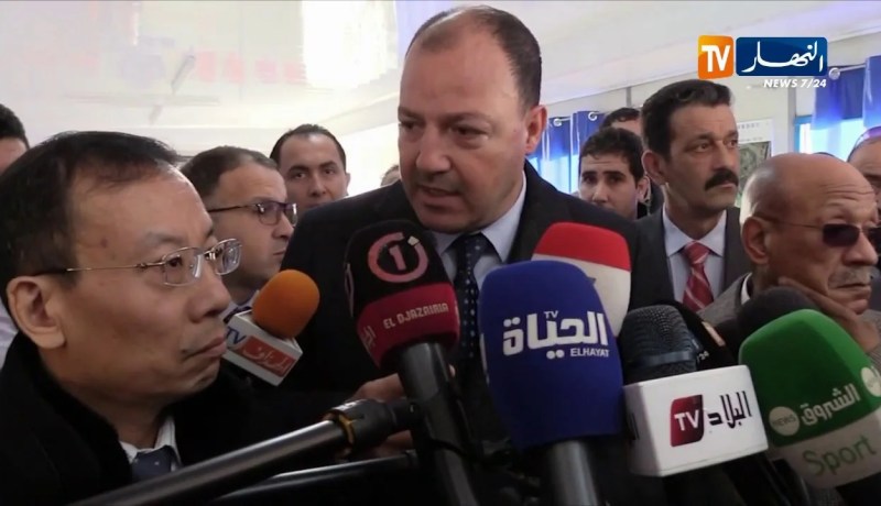 وزير الشباب والرياضة يقوم بزيارة تفقدية لملاعب براقي الدويرة وتيزي وزو