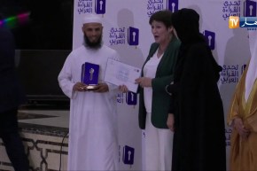 شاهدوا..أخينا صاحب جائزة مشرف متميز تجنب مصافحة بن غبريت