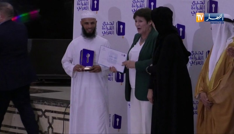 شاهدوا..أخينا صاحب جائزة مشرف متميز تجنب مصافحة بن غبريت