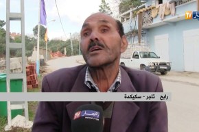 سكيكدة/ “الإحتطاب”..طريقة سكان المصيف الصعبة لمواجهة قساوة الشتاء