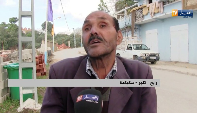 سكيكدة/ “الإحتطاب”..طريقة سكان المصيف الصعبة لمواجهة قساوة الشتاء