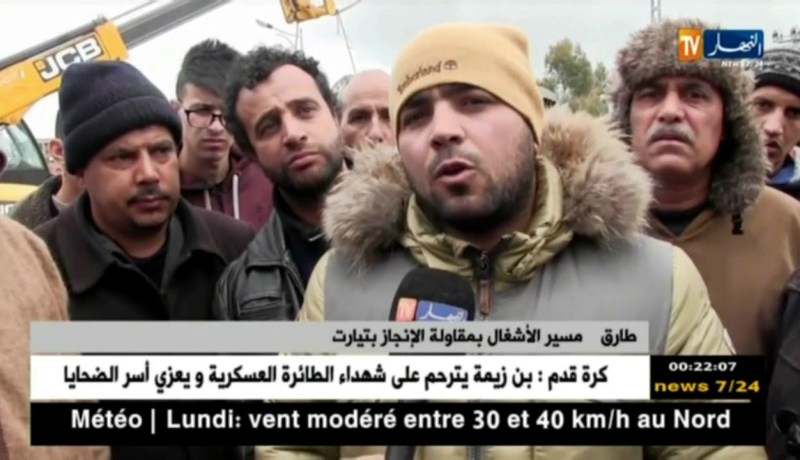 تيارت: سقوط سيارة بحفرة قيد الأشغال لإحدى المقاولات بحي 1900 سكن