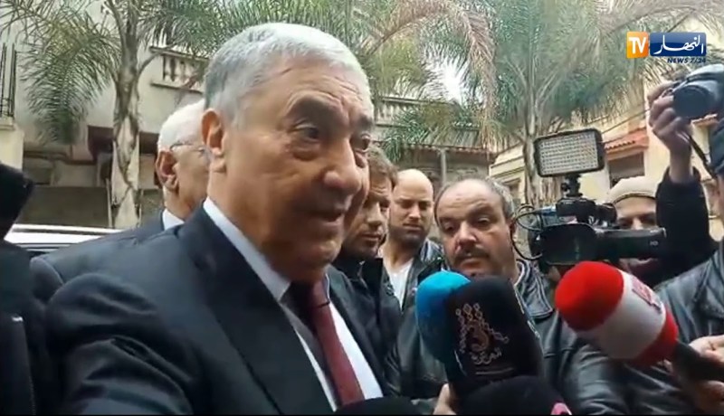 بن فليس: “مخرج الأزمة الجزائرية يكون بذهاب القوى غير الدستورية”