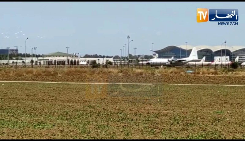 لحظة نزول الطائرة التي تحمل 24 رفات من قادة المقاومة الشعبية في مطار هواري بومدين