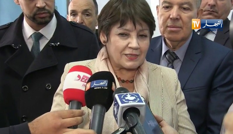 بن غبريت تؤكد على ضرورة العمل على تحسين تدريس الرياضيات بالمدارس