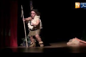 معسكر: شباب يبدعون في عرض مسرحي بعنوان “هذه أمنيتي للأطفال في طاعة الوالدين وحماية البيئة”