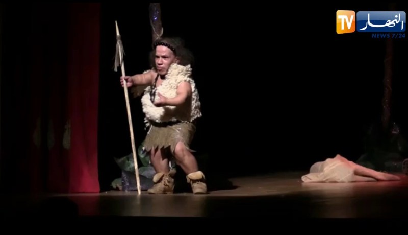 معسكر: شباب يبدعون في عرض مسرحي بعنوان “هذه أمنيتي للأطفال في طاعة الوالدين وحماية البيئة”