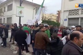 عمال الإتحاد العام للعمال الجزائريين يحتجون أمام المقر بشعار libérer ugta