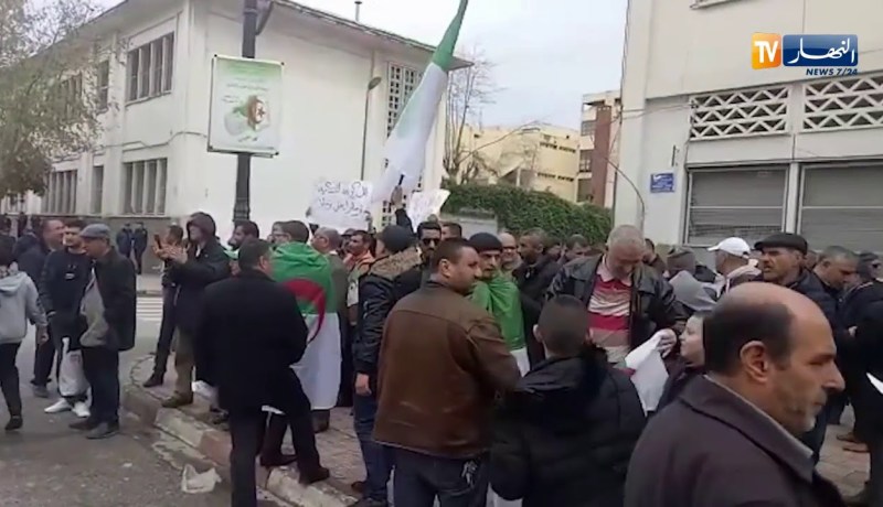 عمال الإتحاد العام للعمال الجزائريين يحتجون أمام المقر بشعار libérer ugta