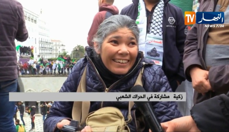 ثقافة/ مسرح الشارع يزين الحراك الشعبي في جمعته الخامسة