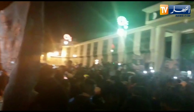 وقفة إحتجاجية أمام مقر ولاية سطيف للمطالبة برحيل حسان حمار