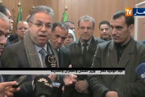 وزير السكن: يولي أهمية كبيرة لإعادة التواصل بين وزارته والمواطن