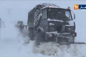 دفاع/ عناصر الجيش الوطني الشعبي تتدخل لفتح الطرق في سطيف