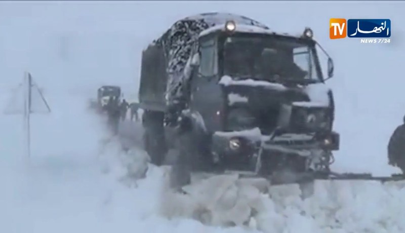دفاع/ عناصر الجيش الوطني الشعبي تتدخل لفتح الطرق في سطيف