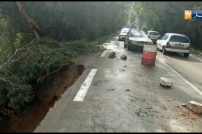 شاهد…الحالة الكارثية للطريق الوطني رقم 30 الرابط بين تيزي وزو وواسيف