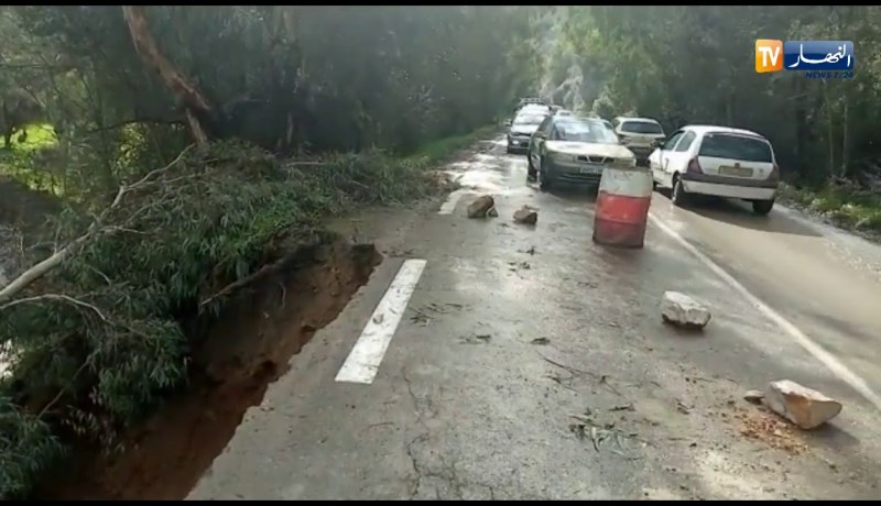 شاهد…الحالة الكارثية للطريق الوطني رقم 30 الرابط بين تيزي وزو وواسيف