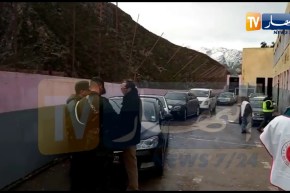 بجاية: الحماية المدنية ومتطوعون ينقلون المرضى للقافلة الطبية للهلال الأحمر الجزائري لبلدية درقينة